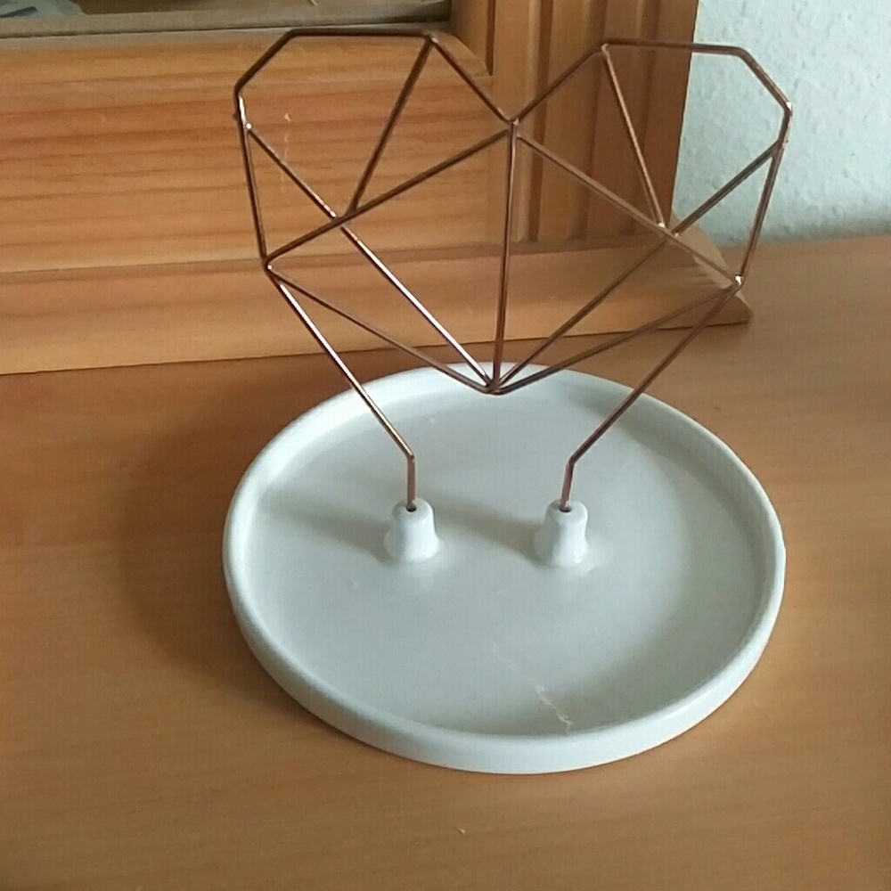 Coxet wire heart ceramic jewelry holder